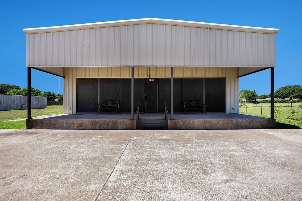 124 S Nolan River Road B, Cleburne, TX 76033