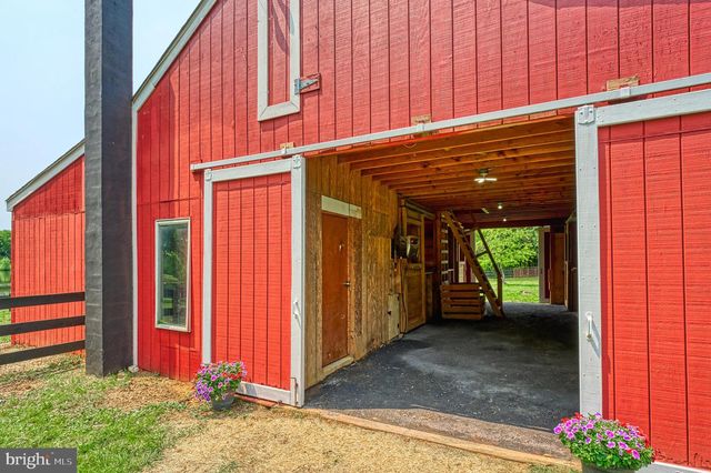 38045 DAWSON GAP LN, Hillsboro, VA 20132