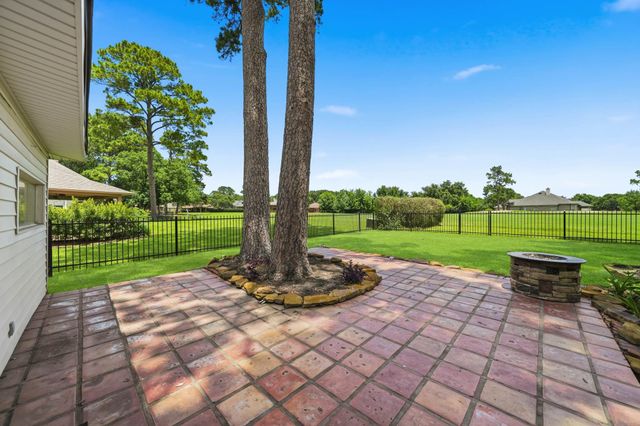 79 Summers Wind Street, Conroe, TX 77356