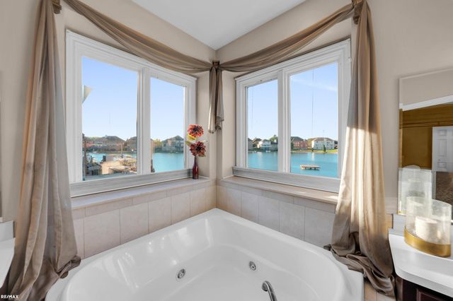 49677 Lakebridge Drive, Shelby, MI 48315