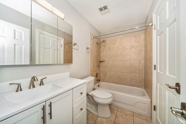 608 Inverrary Lane 608, Deerfield, IL 60015