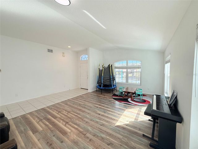 8415 CANTERBURY LAKE BOULEVARD, Tampa, FL 33619