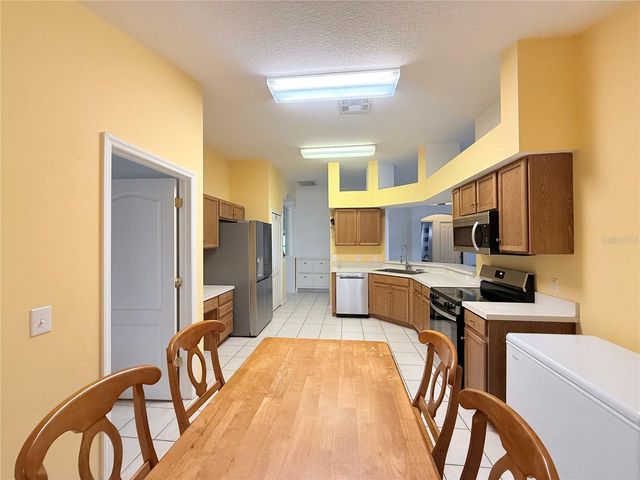 8415 CANTERBURY LAKE BOULEVARD, Tampa, FL 33619