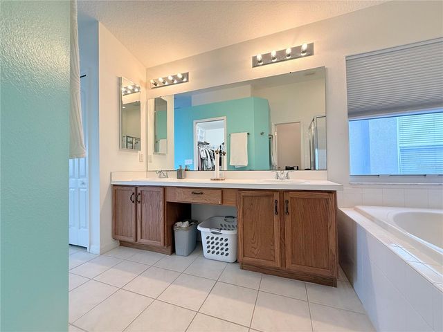 8415 CANTERBURY LAKE BOULEVARD, Tampa, FL 33619