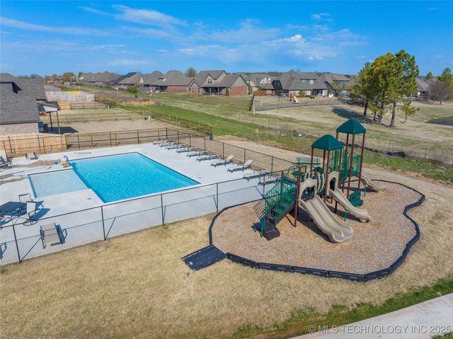 2078 E 136th Place S, Bixby, OK 74008