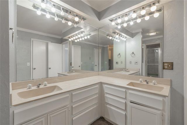 6209 Inland Road, Warr Acres, OK 73132
