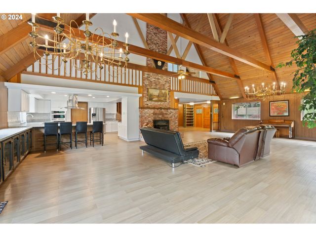 712 Ne EATON Ct, Castle Rock, WA 98611