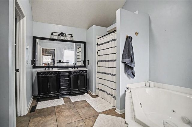 5504 Long View Drive, St Joseph, MO 64503