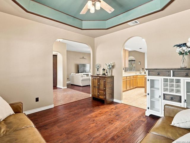 316 GOVERNORS DR, Floresville, TX 78114