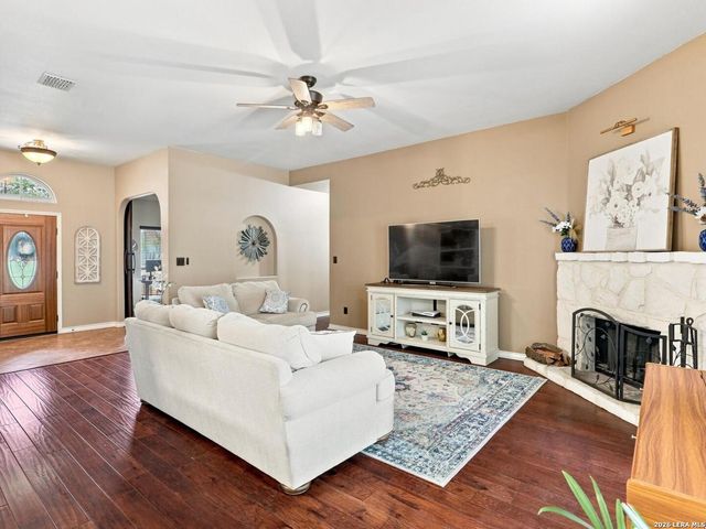 316 GOVERNORS DR, Floresville, TX 78114