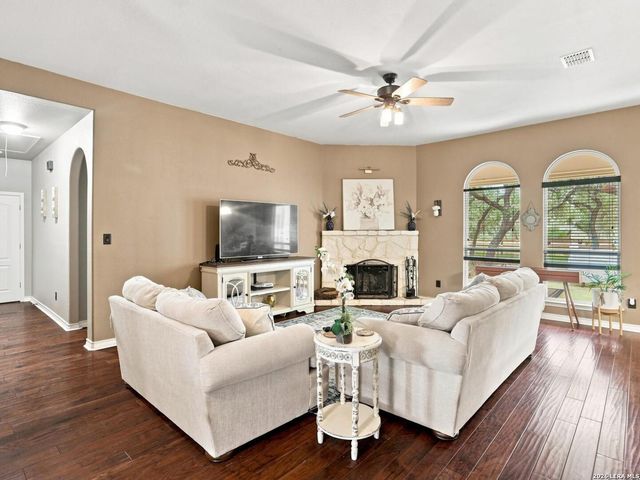 316 GOVERNORS DR, Floresville, TX 78114