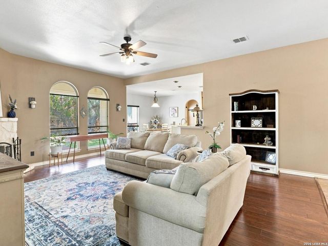316 GOVERNORS DR, Floresville, TX 78114