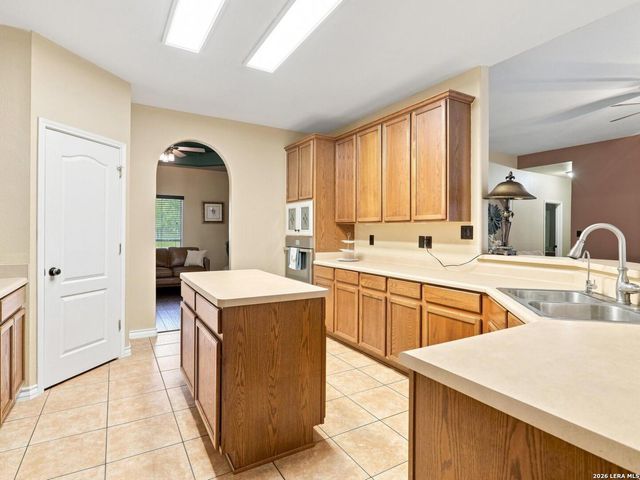 316 GOVERNORS DR, Floresville, TX 78114