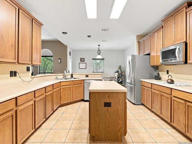 316 GOVERNORS DR, Floresville, TX 78114