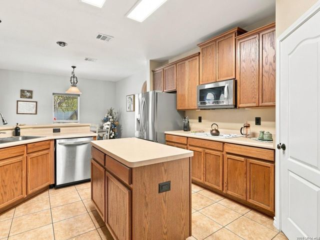 316 GOVERNORS DR, Floresville, TX 78114