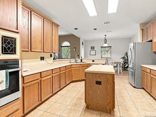 316 GOVERNORS DR, Floresville, TX 78114