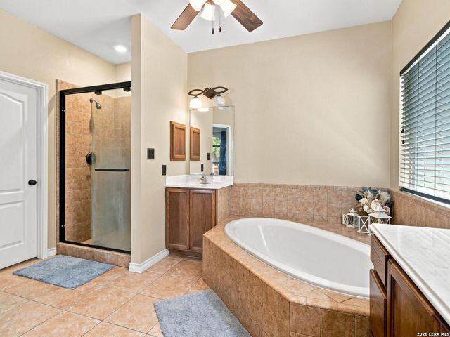 316 GOVERNORS DR, Floresville, TX 78114