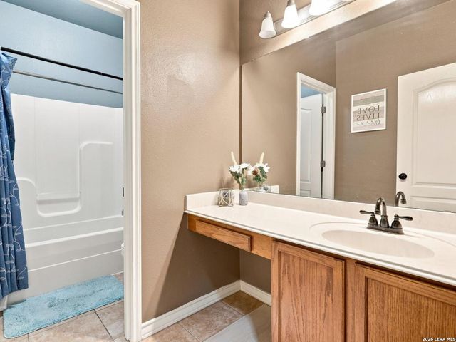 316 GOVERNORS DR, Floresville, TX 78114