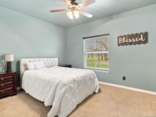 316 GOVERNORS DR, Floresville, TX 78114