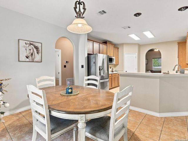 316 GOVERNORS DR, Floresville, TX 78114