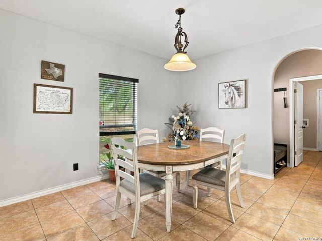 316 GOVERNORS DR, Floresville, TX 78114