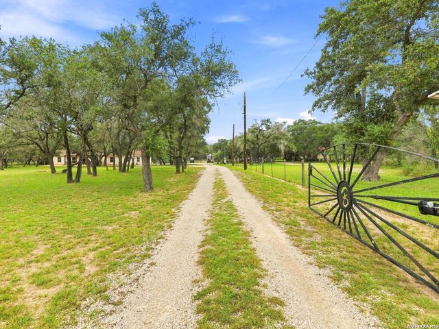 316 GOVERNORS DR, Floresville, TX 78114