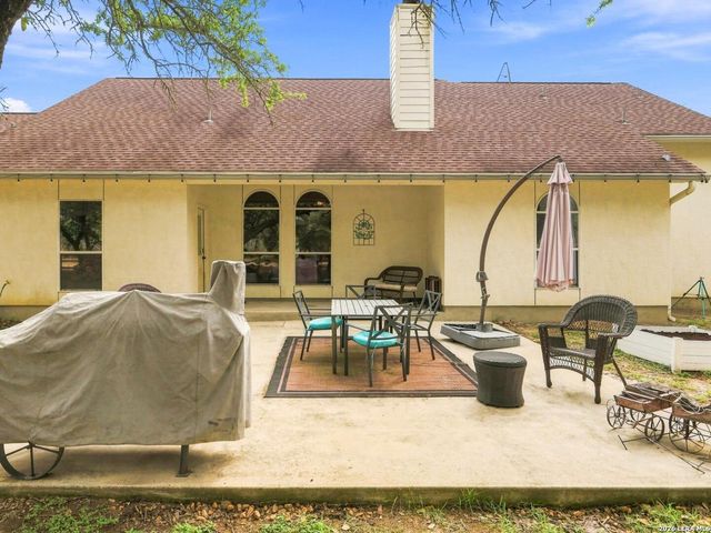 316 GOVERNORS DR, Floresville, TX 78114