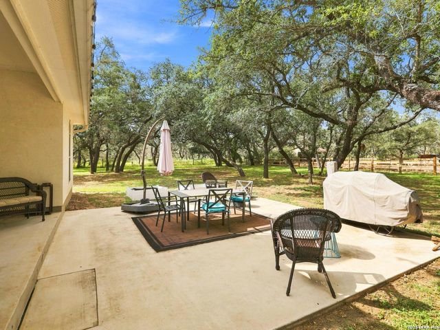 316 GOVERNORS DR, Floresville, TX 78114