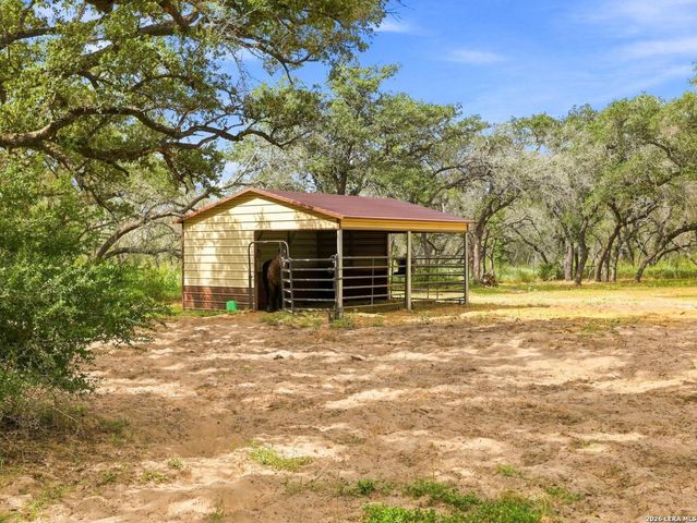 316 GOVERNORS DR, Floresville, TX 78114