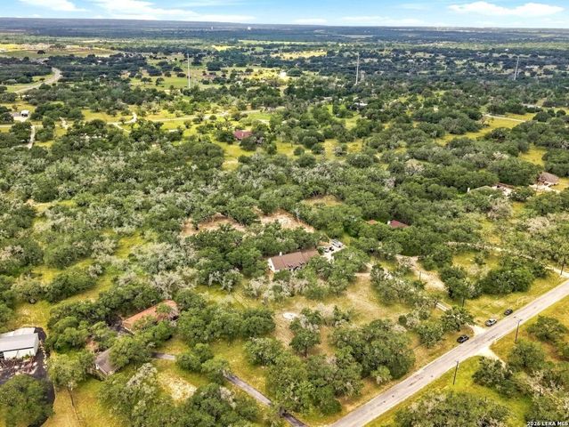 316 GOVERNORS DR, Floresville, TX 78114