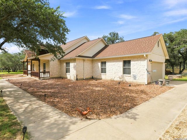 316 GOVERNORS DR, Floresville, TX 78114