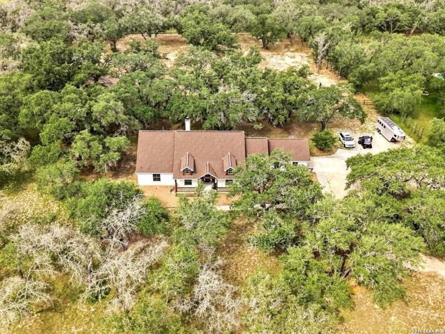 316 GOVERNORS DR, Floresville, TX 78114