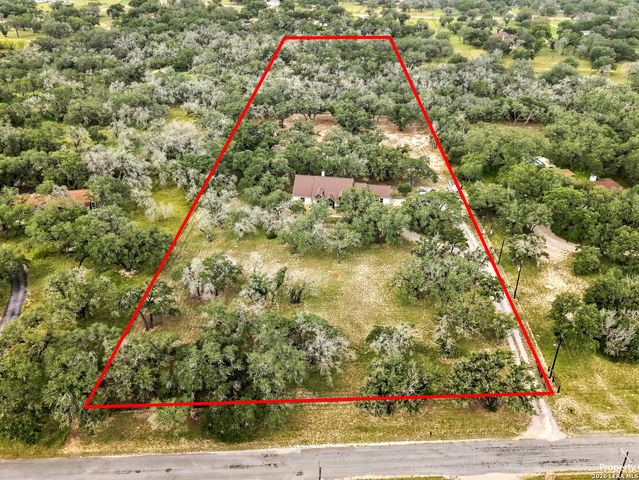 316 GOVERNORS DR, Floresville, TX 78114