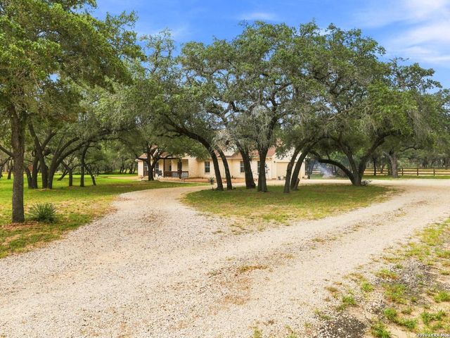 316 GOVERNORS DR, Floresville, TX 78114