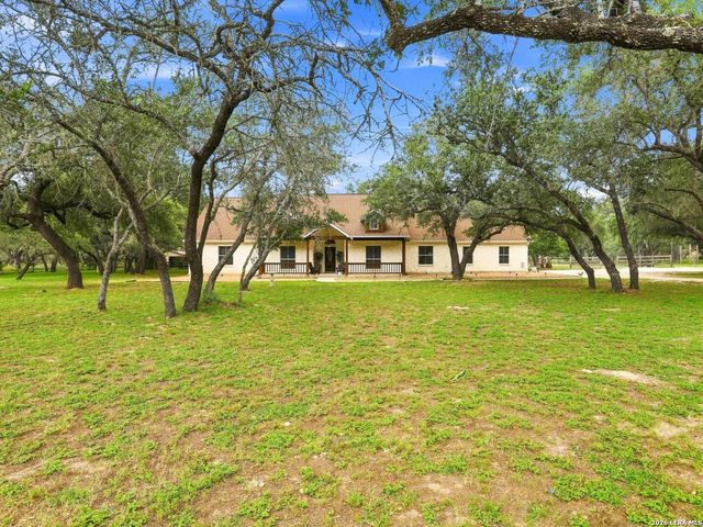 316 GOVERNORS DR, Floresville, TX 78114