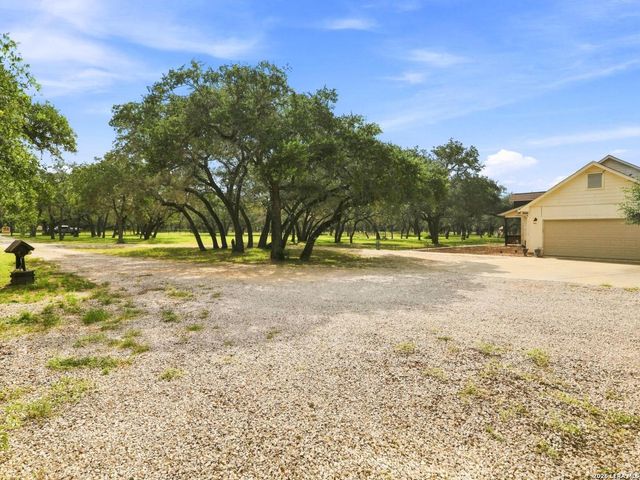 316 GOVERNORS DR, Floresville, TX 78114
