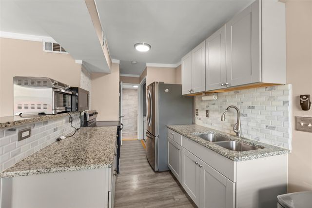 2750 Holly Hall Street 104, Houston, TX 77054