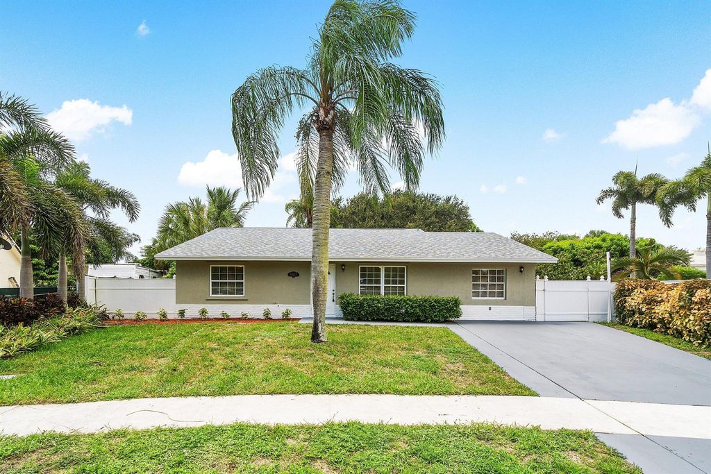 6902 Athena Drive, Lake Worth, FL 33463