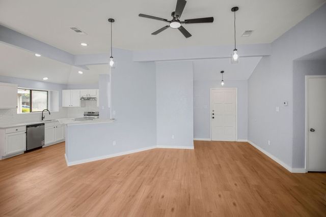 400 Kalmia Drive, Arlington, TX 76018