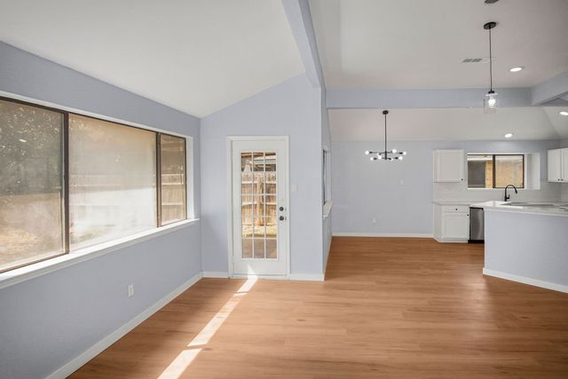 400 Kalmia Drive, Arlington, TX 76018