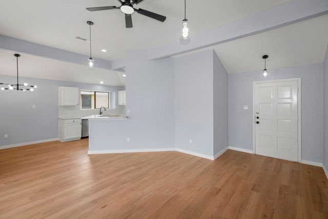 400 Kalmia Drive, Arlington, TX 76018