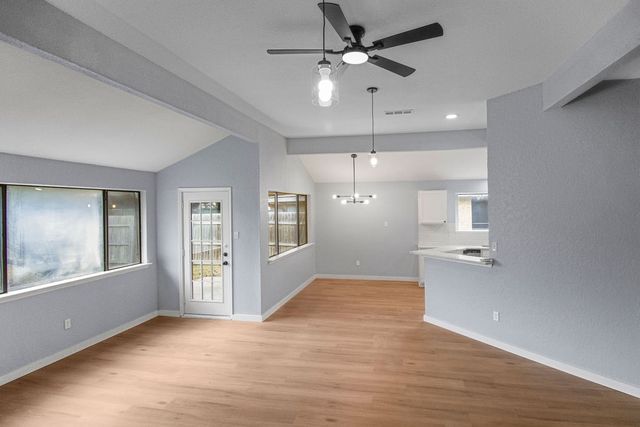 400 Kalmia Drive, Arlington, TX 76018