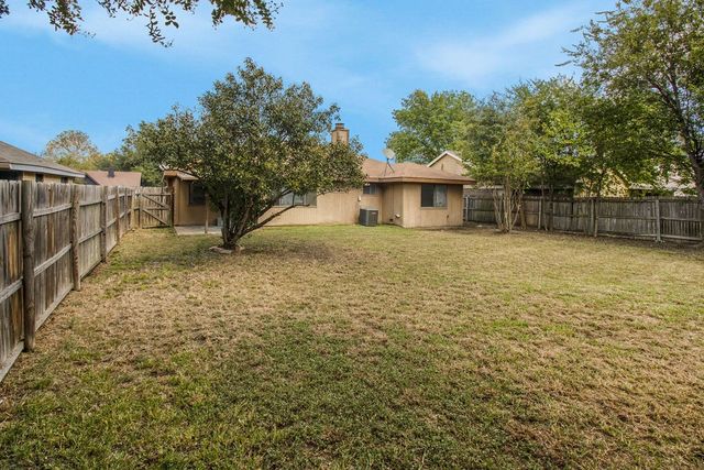 400 Kalmia Drive, Arlington, TX 76018