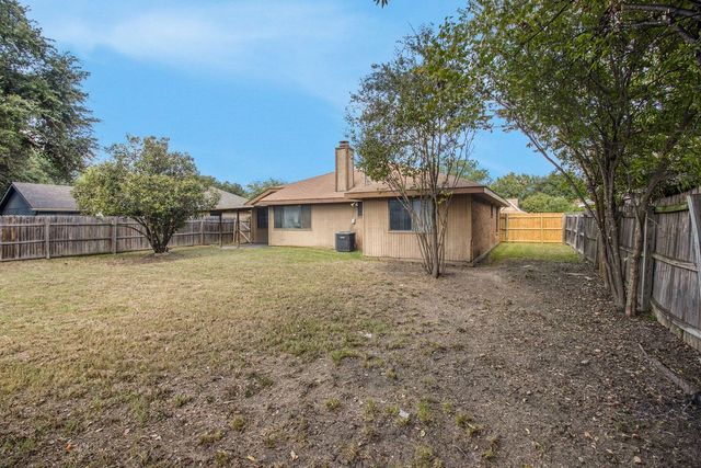 400 Kalmia Drive, Arlington, TX 76018