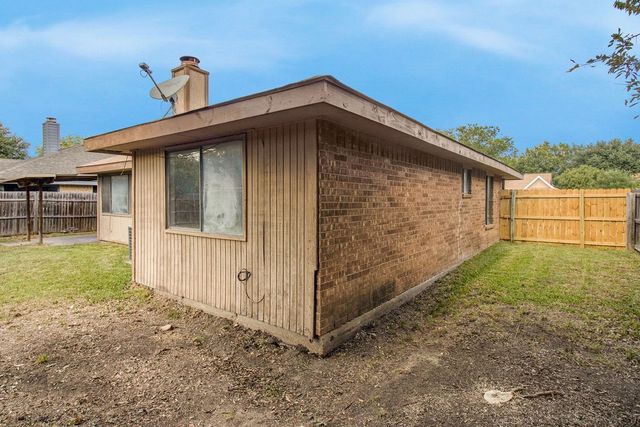 400 Kalmia Drive, Arlington, TX 76018