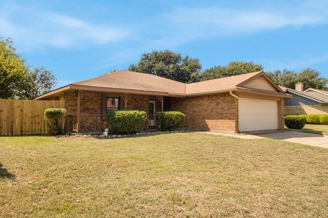 400 Kalmia Drive, Arlington, TX 76018
