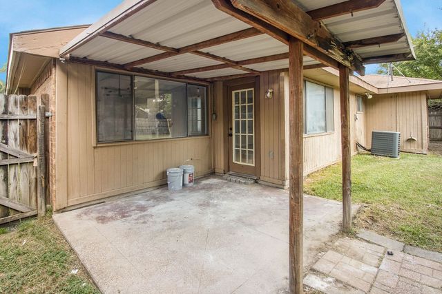 400 Kalmia Drive, Arlington, TX 76018