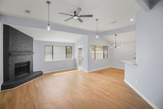 400 Kalmia Drive, Arlington, TX 76018