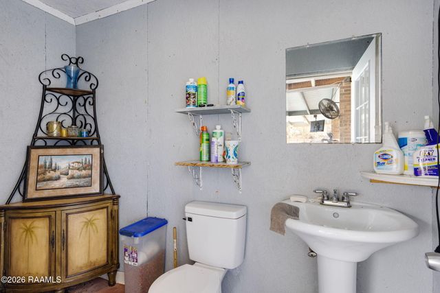 2300 Claude Leblanc Road, New Iberia, LA 70560