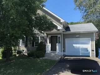 17 Mourning Dove Circle 17, New Haven, CT 06513